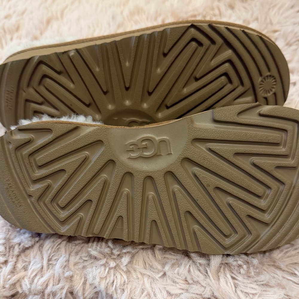 UGG Kids Slippers - Picture 4 of 6